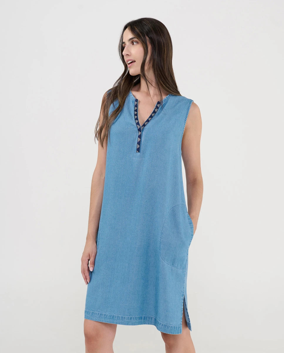Mujer con vestido de baño corto sin mangas en tencel azul con cuello abierto con pata adornada