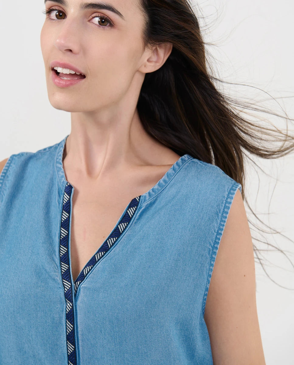 Detalle del cuello abierto con pata y adorno del vestido playero azul sin mangas