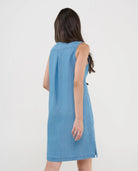 Mujer de espaldas con vestido de baño azul tencel con bolsillos laterales