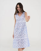 Mujer con vestido de playa corto sin mangas, cuello pico, dibujo flocado flores y puntilla, bolsillos laterales