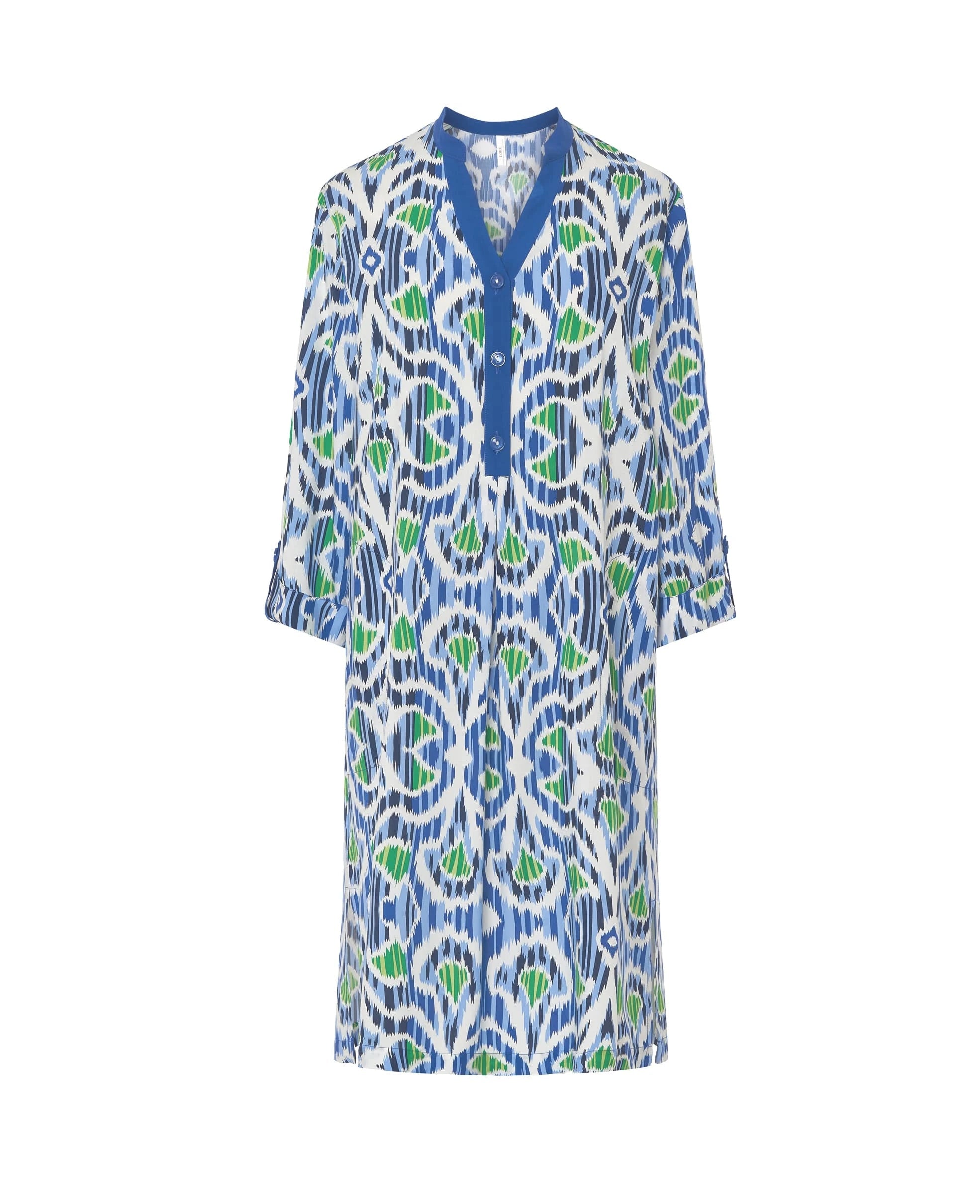 Vestido de baño de mujer corto con manga en plana estampado étnico, cuello abierto con pata y bolsillos laterales.