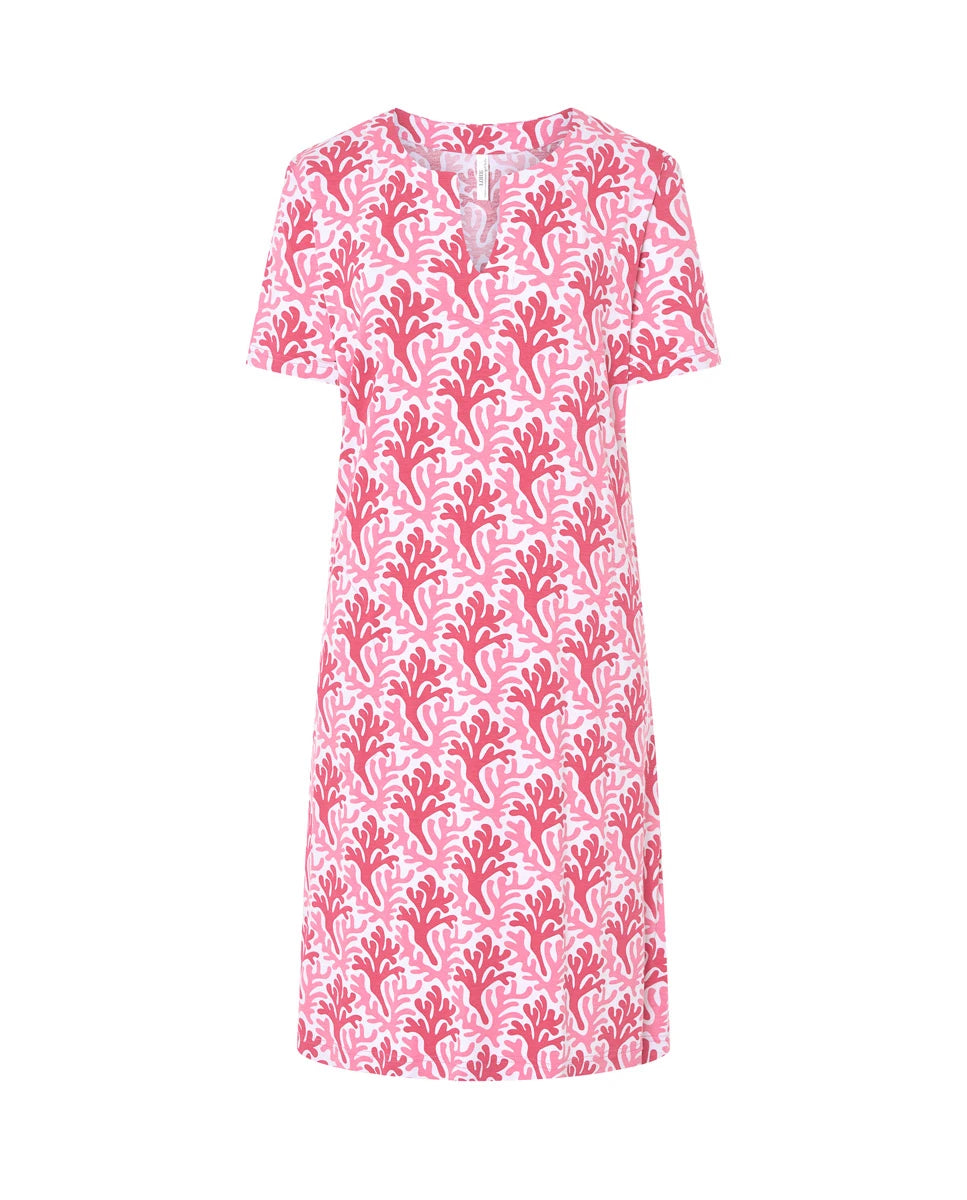 Vestido de baño corto de manga corta en punto estampado de corales fucsia, cuello con abertura y bolsillos laterales.