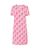 Vestido de baño corto de manga corta en punto estampado de corales fucsia, cuello con abertura y bolsillos laterales.