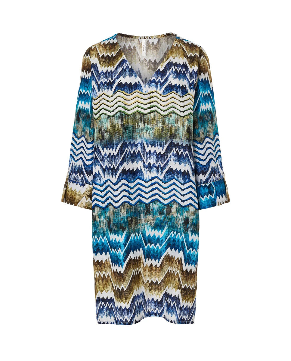Vestido de baño de mujer corto con manga y cuello pico, estampado chevrón en tonos azules, verdes y tierra.