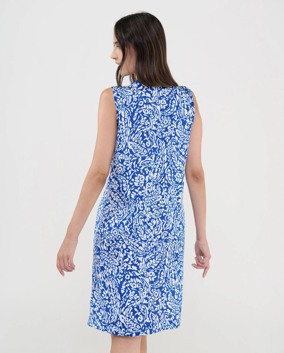 Mujer con vestido playero sin mangas visto de espaldas, estampado azul y blanco