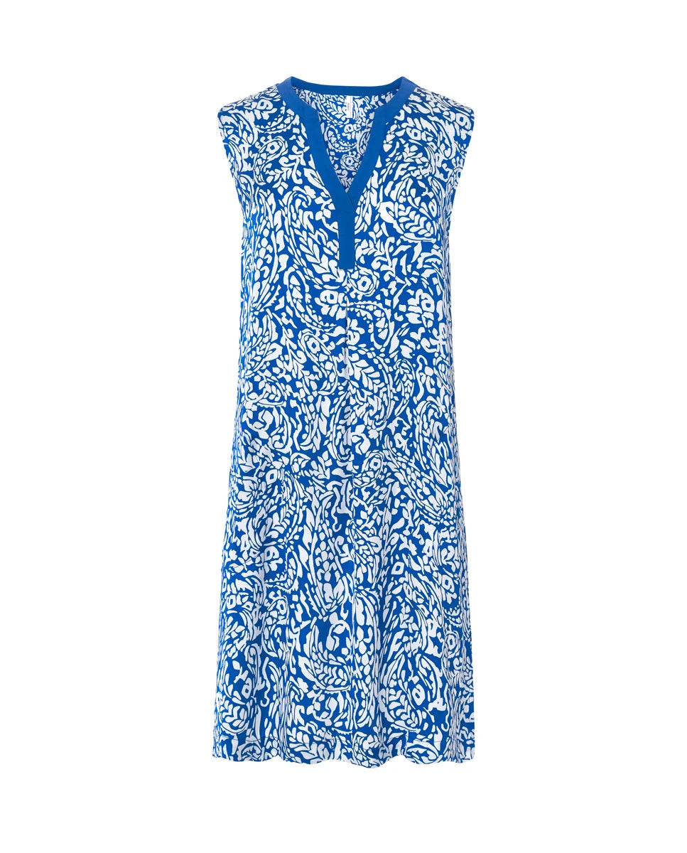 Vestido de baño corto de mujer sin mangas en plana, cuello abierto con pata, estampado azul de flores y bolsillos laterales.