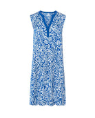 Vestido de baño corto de mujer sin mangas en plana, cuello abierto con pata, estampado azul de flores y bolsillos laterales.