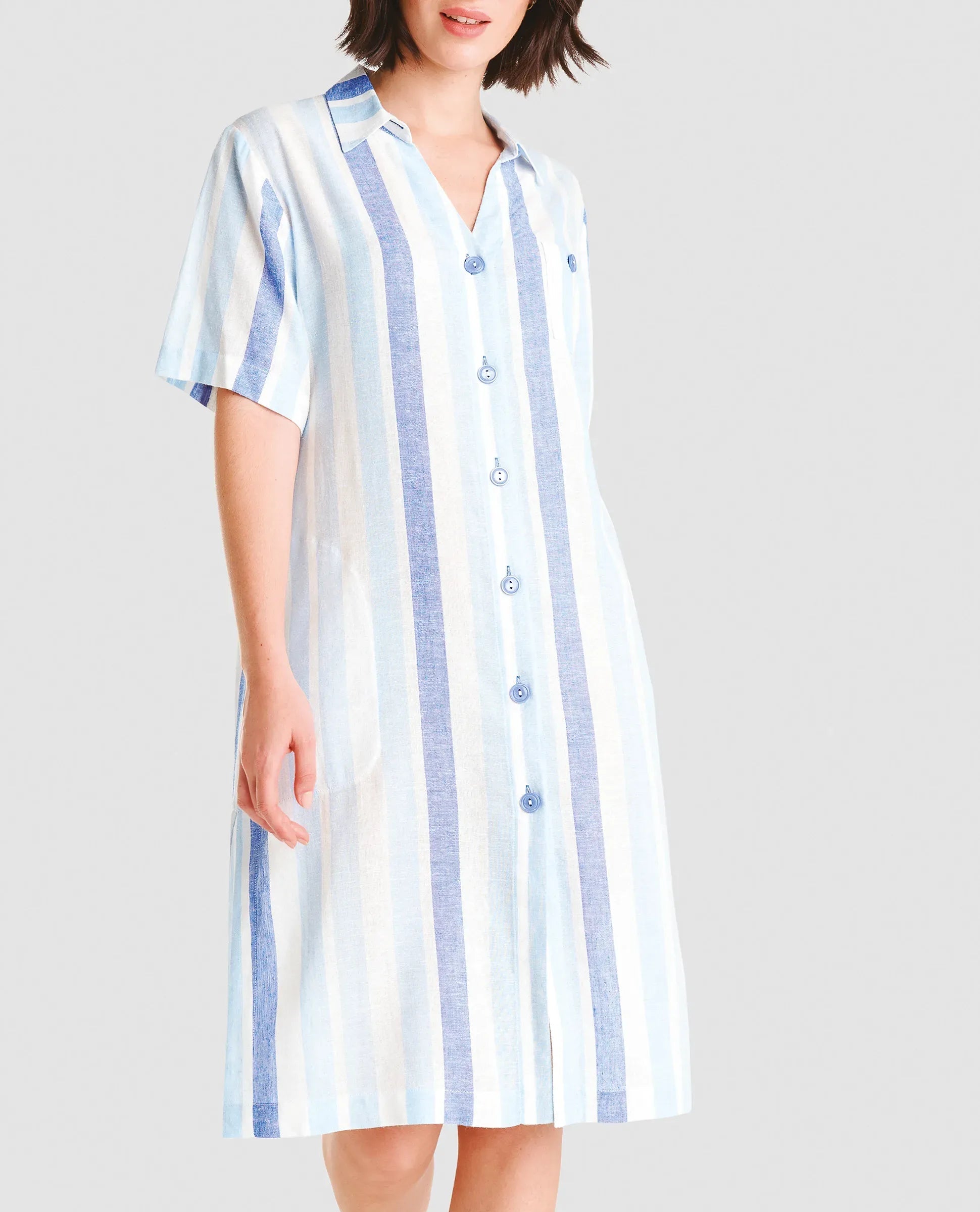 Detalle cuello camisero de vestido abierto de verano con botones estampado a rayas