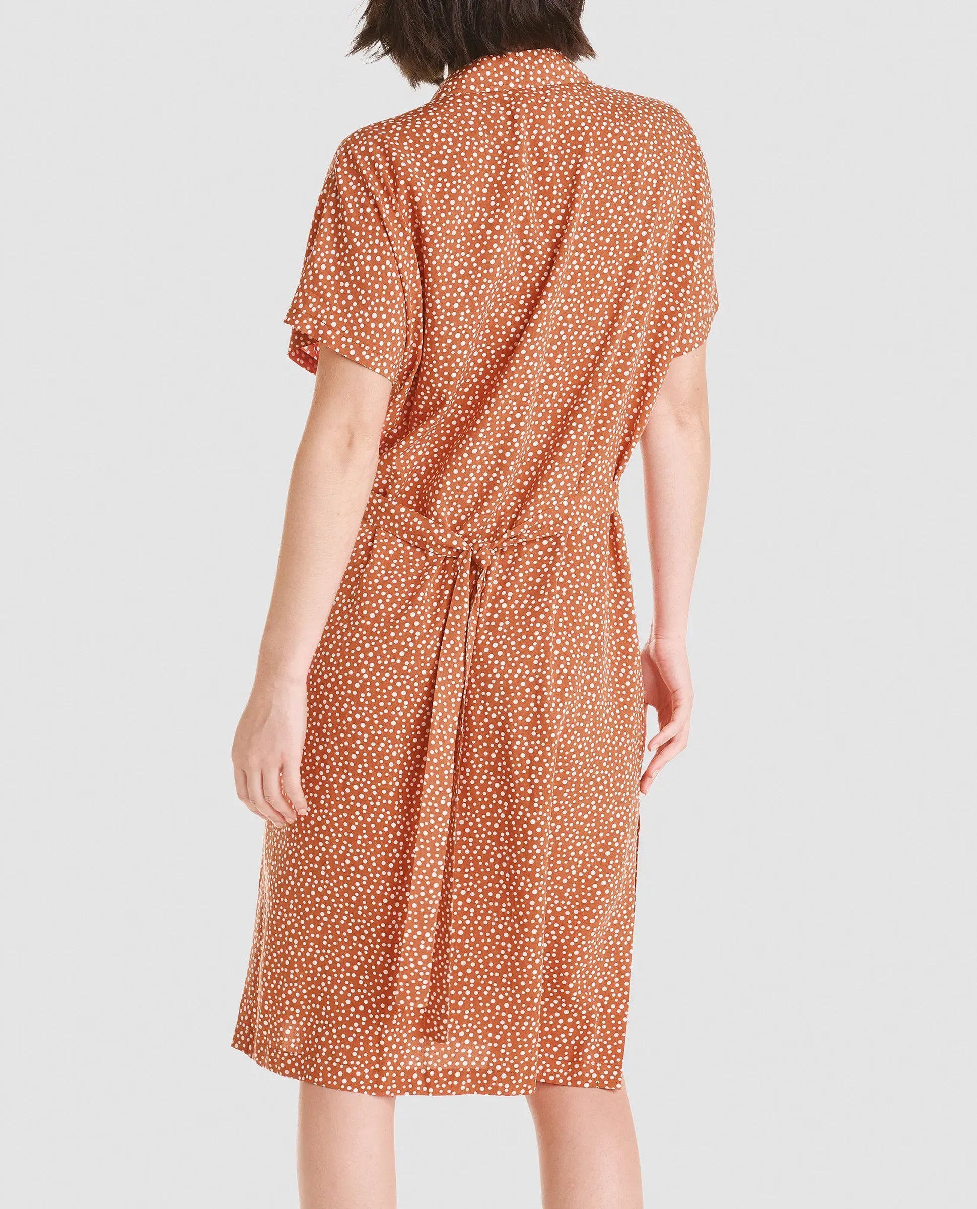Trasera de vestido corto de verano en tejido plana viscosa naranja estampado topitos