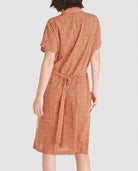 Trasera de vestido corto de verano en tejido plana viscosa naranja estampado topitos