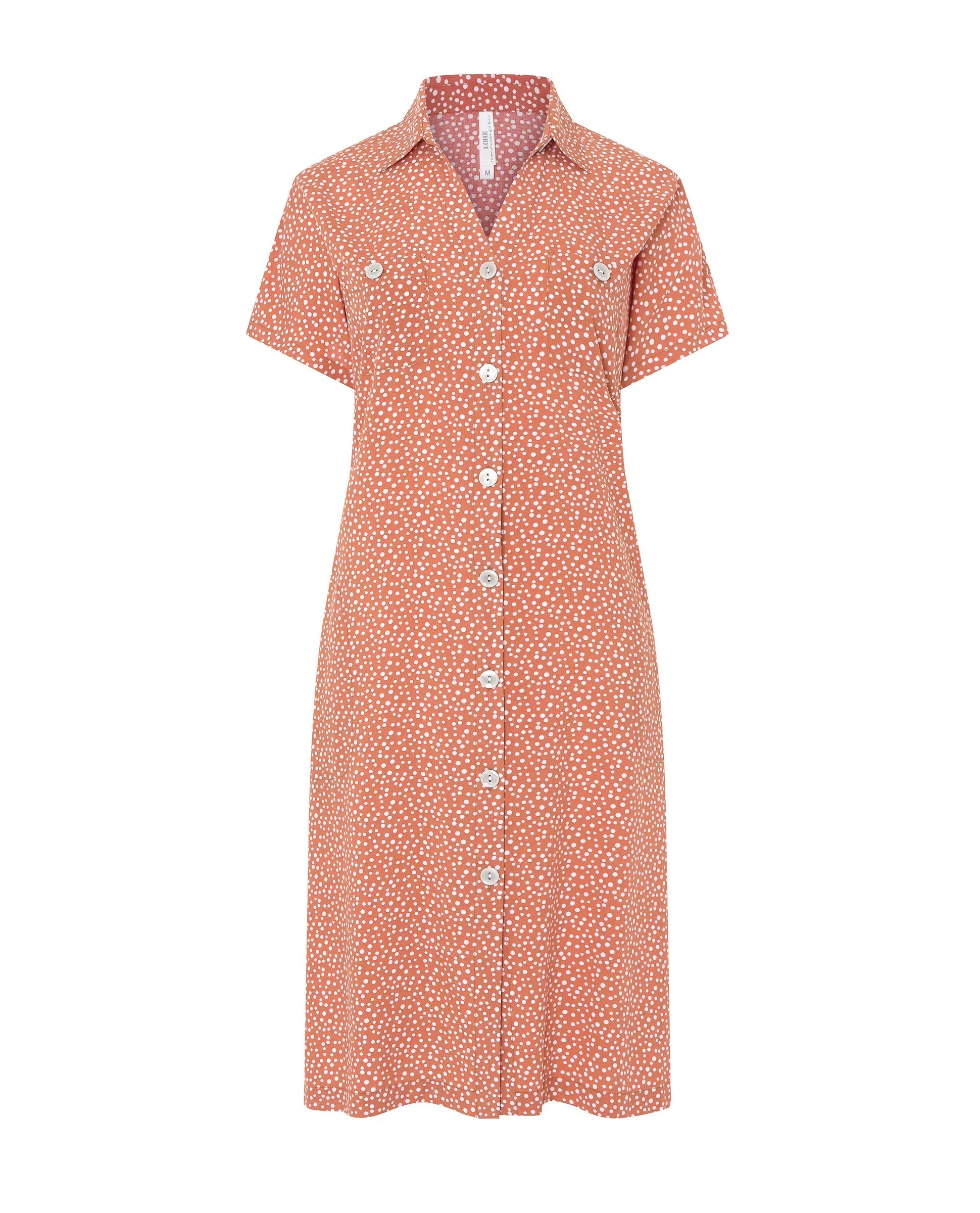 Vestido corto de mujer abierto con botones en viscosa naranja estampado topitos, cuello camisero con bolsillos y manga corta