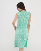 Vista posterior de mujer con vestido de verano para la playa color verde estampado hojas