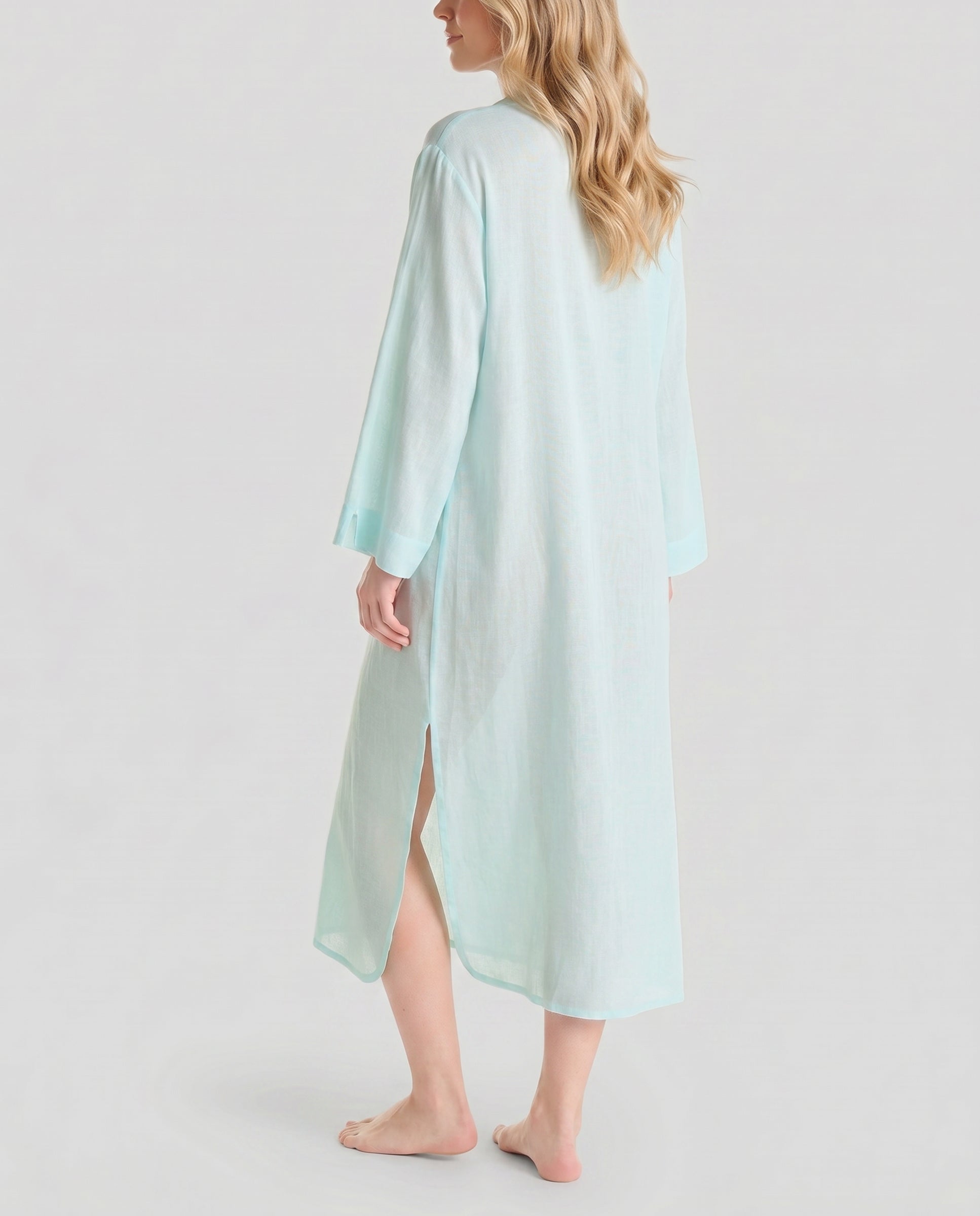 Vista trasera de vestido de verano de viscosa verde con manga larga y abertura lateral, fresco y cómodo