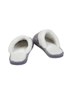 Cómodas pantuflas grises de casa para mujer con forro de borreguillo y suela antideslizante.