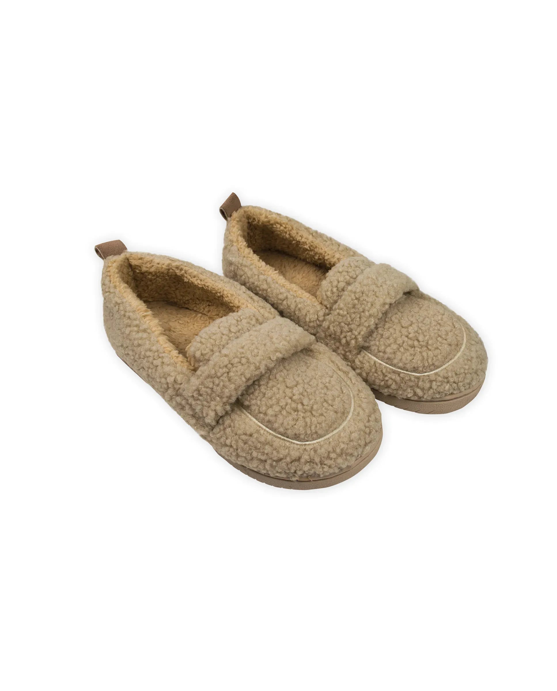 Zapatilla de mujer cerrada tipo mocasín de borreguillo con una agradable sensación cálida.