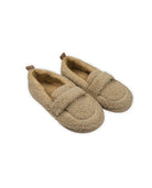 Zapatilla de mujer cerrada tipo mocasín de borreguillo con una agradable sensación cálida.