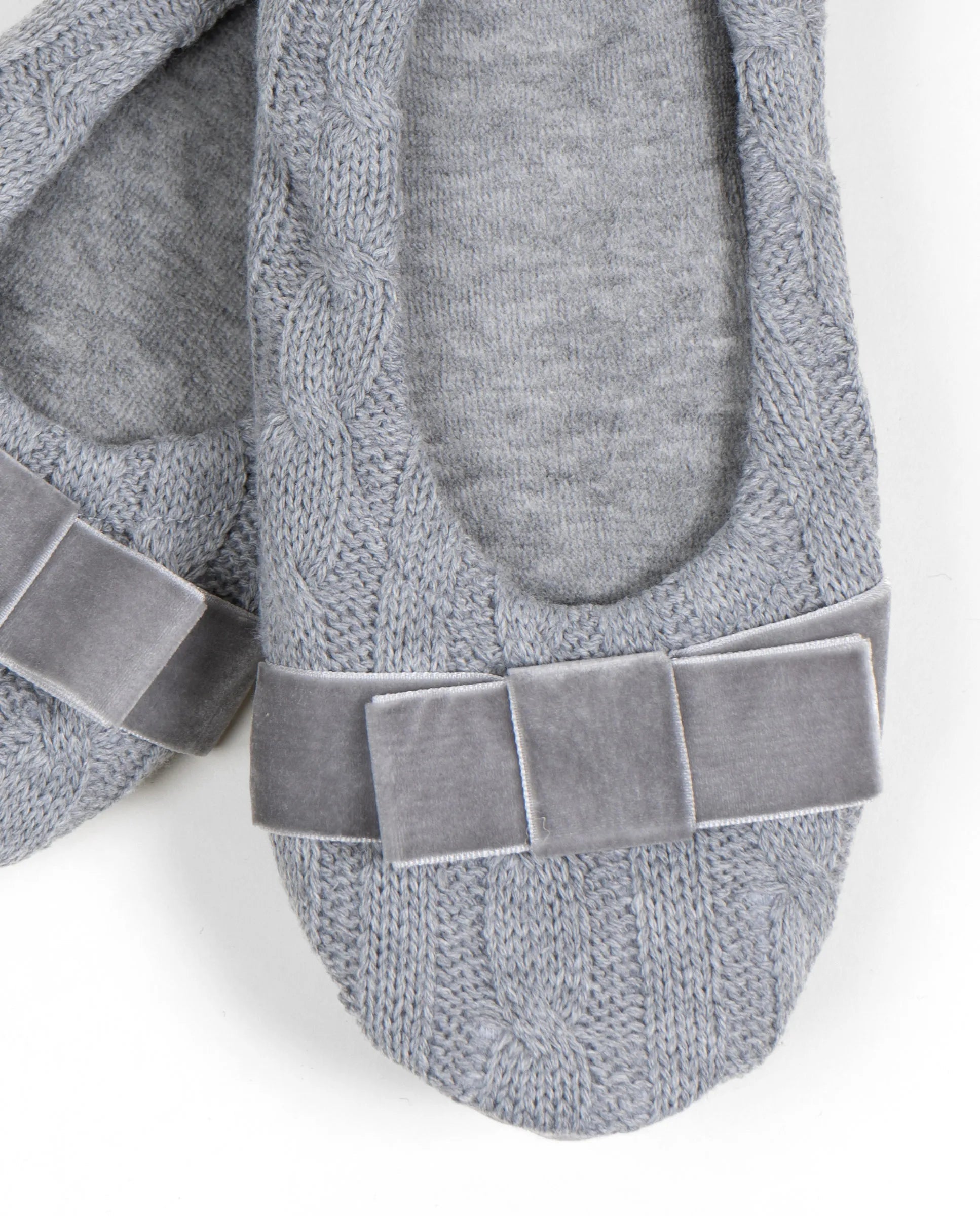 Detalle de lazo en terciopelo de las zapatillas de casa para mujer de tejido trenzado
