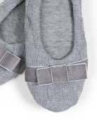Detalle de lazo en terciopelo de las zapatillas de casa para mujer de tejido trenzado
