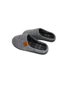 Zapatillas grises de casa para hombre tipo slip-on con exterior texturizado, interior de cuadros negro y gris